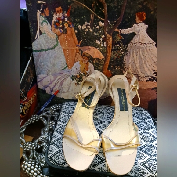Donna Karan Shoes - Get These New Donna Karan Now From ITALY. 🇮🇹 🇮🇹 Like New!!! 👠👠 Nice 🎁 💝